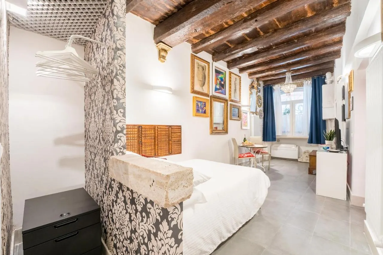 Intimo Ed Eclettico Studio A Trastevere Rome Apartment