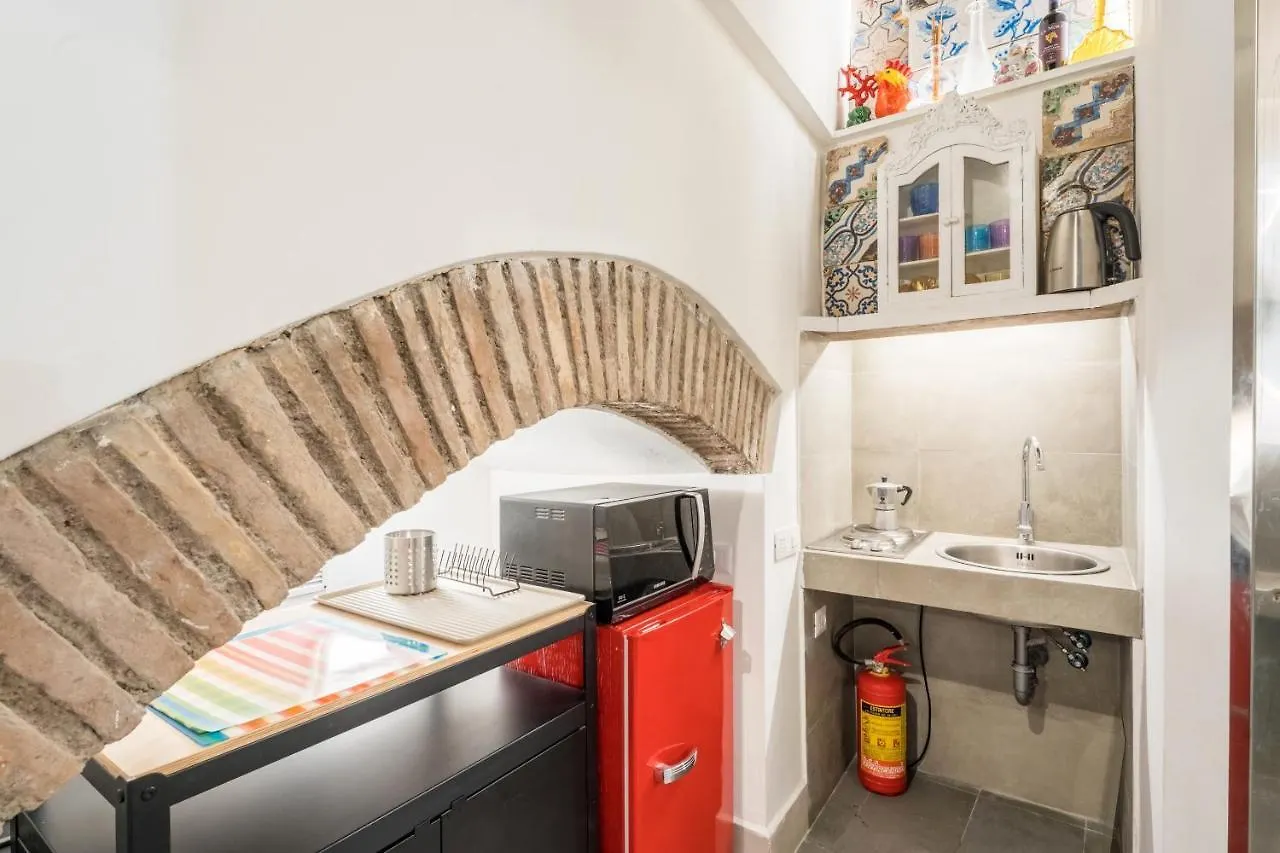 Apartment Intimo Ed Eclettico Studio A Trastevere Rome Italy